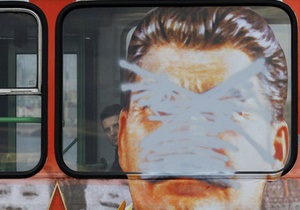 От Януковича требуют запретить портреты Сталина на транспорте