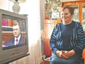 Янукович наградил свою первую учительницу орденом Княгини Ольги