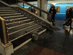 Сильный дождь затопил станцию метро Позняки в Киеве