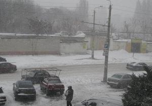 Юг Украины засыпало снегом: ГАИ перекрывает движение транспорта