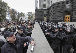  Азарову - тюрьма! : под Кабмином протестуют около 300 чернобыльцев