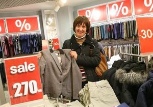 Корреспондент: Распродажа одежды в столице принимает форму массовой истерии