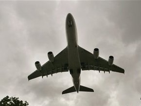 Пассажирский самолет исчез с радаров над Индонезией