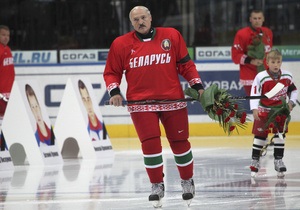 Лукашенко пообещал отдать президентское кресло тому, кто обгонит его на коньках и лыжах
