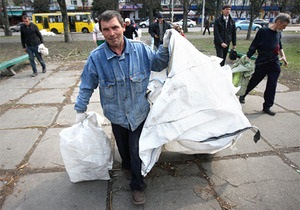 Русановскую набережную в Киеве убирали бездомные