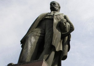 Акция оппозиции завершилась возложением цветов к памятникам Грушевскому и Шевченко