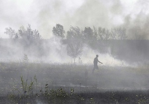 Пожарные продолжают тушить 4,5 га торфяника в Киевской области