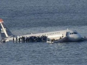 В США пассажирский самолет упал в реку Гудзон в Нью-Йорке