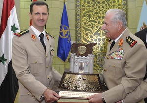 Отправленный в отставку и объявленный умершим министр обороны Сирии выступил на ТВ