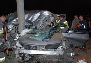 В Киеве Nissan врезался в столб: погибли три человека