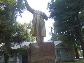 Неизвестные вдребезги разбили памятник Ленину в Кременчуге