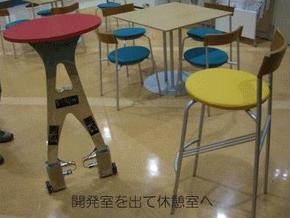 Японцы изобрели двуногий стол-робот