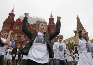 Флэшмоб в Москве: полсотни людей станцевали под American boy