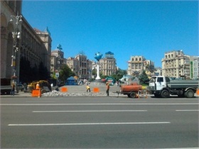На Майдане Незалежности начали менять тротуарную плитку