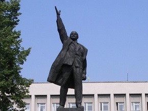 В Конотопе вандалы осквернили памятник Ленину