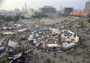 В Каире на площади Тахрир сотрудник университета пытался сжечь себя