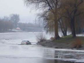 В Киеве на Русановке едва не утонуло авто