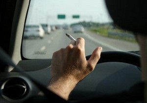 В Украине предлагают запретить курение в автомобилях с детьми