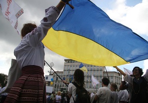 ТСН: В Киеве в День флага на госсимвол Украины бросали копейки и презервативы
