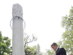 Ющенко открыл в Будапеште памятный знак жертвам Голодомора