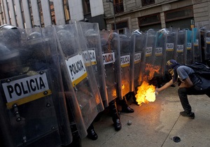 Инаугурация президента Мексики: в столкновениях протестующих с полицией пострадали 20 человек