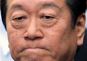 Глава правящей партии Японии отказался уйти в отставку, несмотря на арест трех помощников