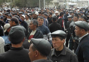 Сторонники Бакиева захватили крупнейший аэропорт на юге Кыргызстана