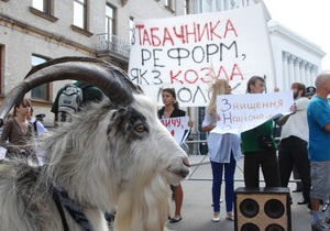 Фотогалерея: По улицам козла водили. В Украине прошли акции протеста против министра Табачника