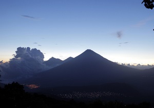 В Гватемале началось извержение вулкана Сантьягито: пепел поднялся на высоту более 8 км