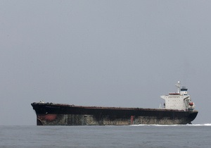 На танкере, перевозившем нефть из Украины в Китай, произошел пожар после атаки пиратов