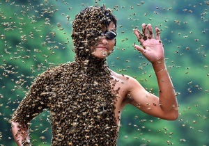 Китаец сумел удержать на себе 26 килограммов пчел