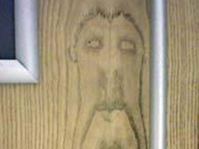 Шотландец обнаружил лик Христа, который проступил на деревянной двери туалета
