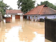 Фонд Ахметова передает пострадавшим от наводнения продукты по воздуху