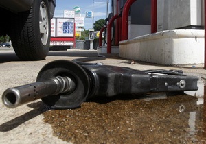 В Чернигове преподаватель вуза требовал в качестве взятки 150 литров бензина