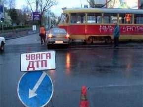 В Днепродзержинске грузовик врезался в трамвай: есть пострадавшие