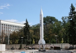 В центре Днепропетровска установили десятиметровую баллистическую ракету