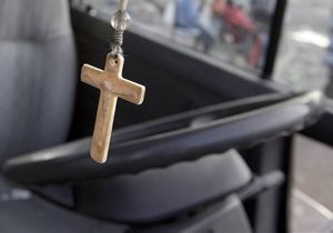 СМИ: На Буковине священник на автомобиле сбил насмерть школьницу