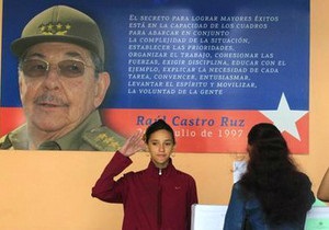 Братья Кастро готовят Кубу к своему уходу - Би-би-си