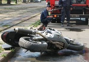 В Киеве мотоциклист сбил женщину