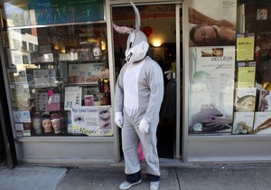 Американцу запретили ходить в костюме кролика