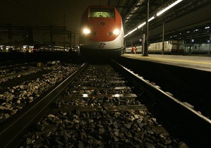 Во Франции мужчину, забравшегося на крышу поезда для эротической фотосессии, ударило током