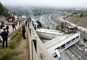 Число жертв крушения поезда в Испании достигло 77-ми человек
