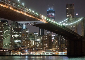 Бруклинский мост протаранили краном, который везли на барже