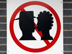 На британской железнодорожной станции запретили целоваться