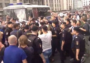 В центре Москвы начались задержания протестующих сторонников Навального. Прямая трансляция с Манежной площади