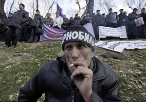 Около 300 чернобыльцев протестуют под Кабмином