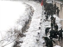 Сотни тысяч китайцев вышли на улицы с лопатами