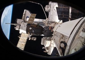 Первый частный космолет успешно прошел процедуру захвата на МКС