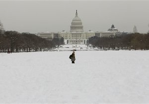 Новый удар снежной стихии по Вашингтону: аэропорты, метро и политики приостановили работу