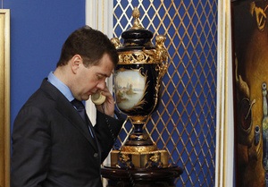Медведев уволил замглавы ФСБ за нарушение служебной этики